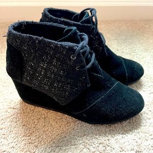 Tom’s wedge booties